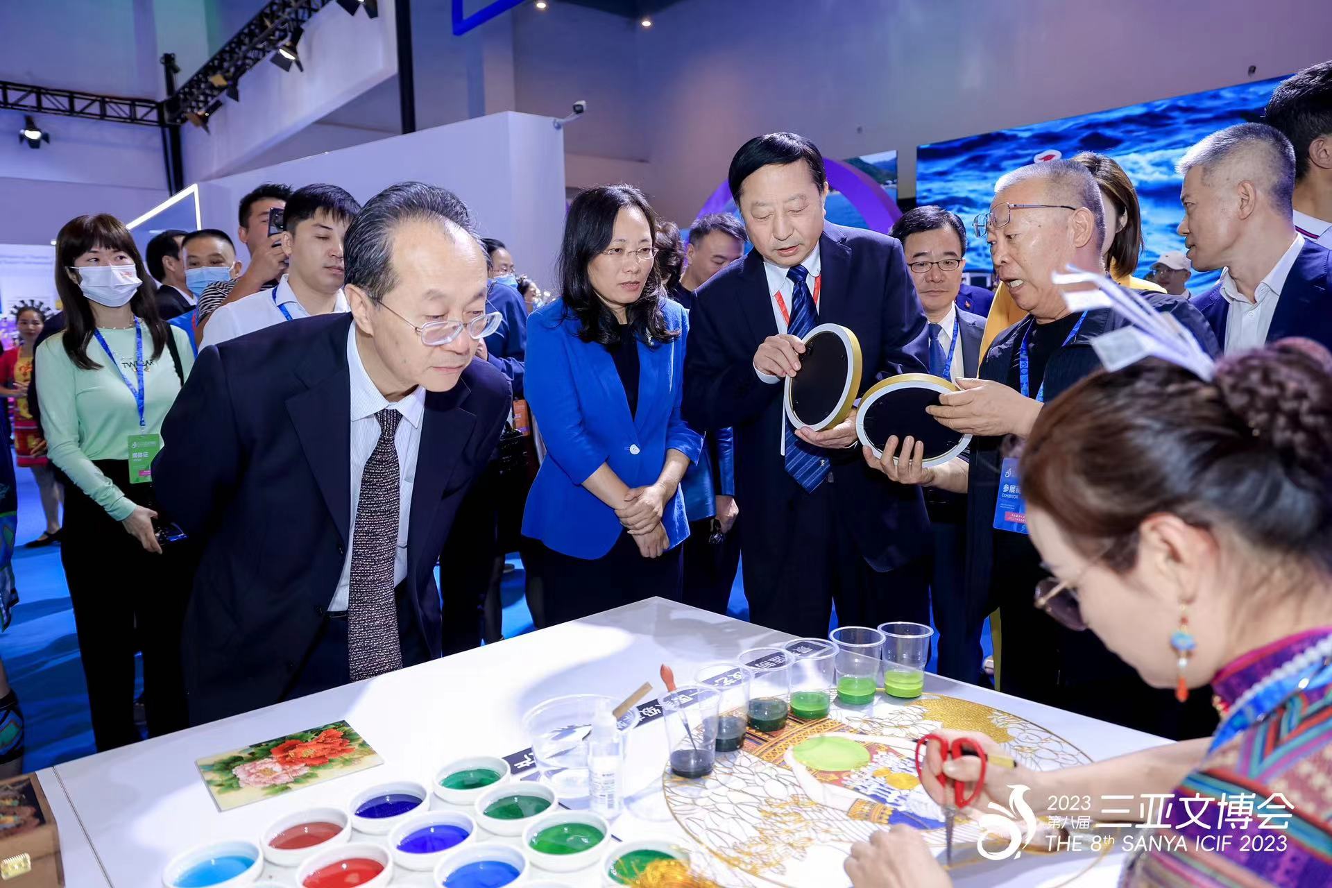 YÀN Atelier at the 8th China International Cultural Industries Fair, Sanya 2023 — officials viewing the enamel work
